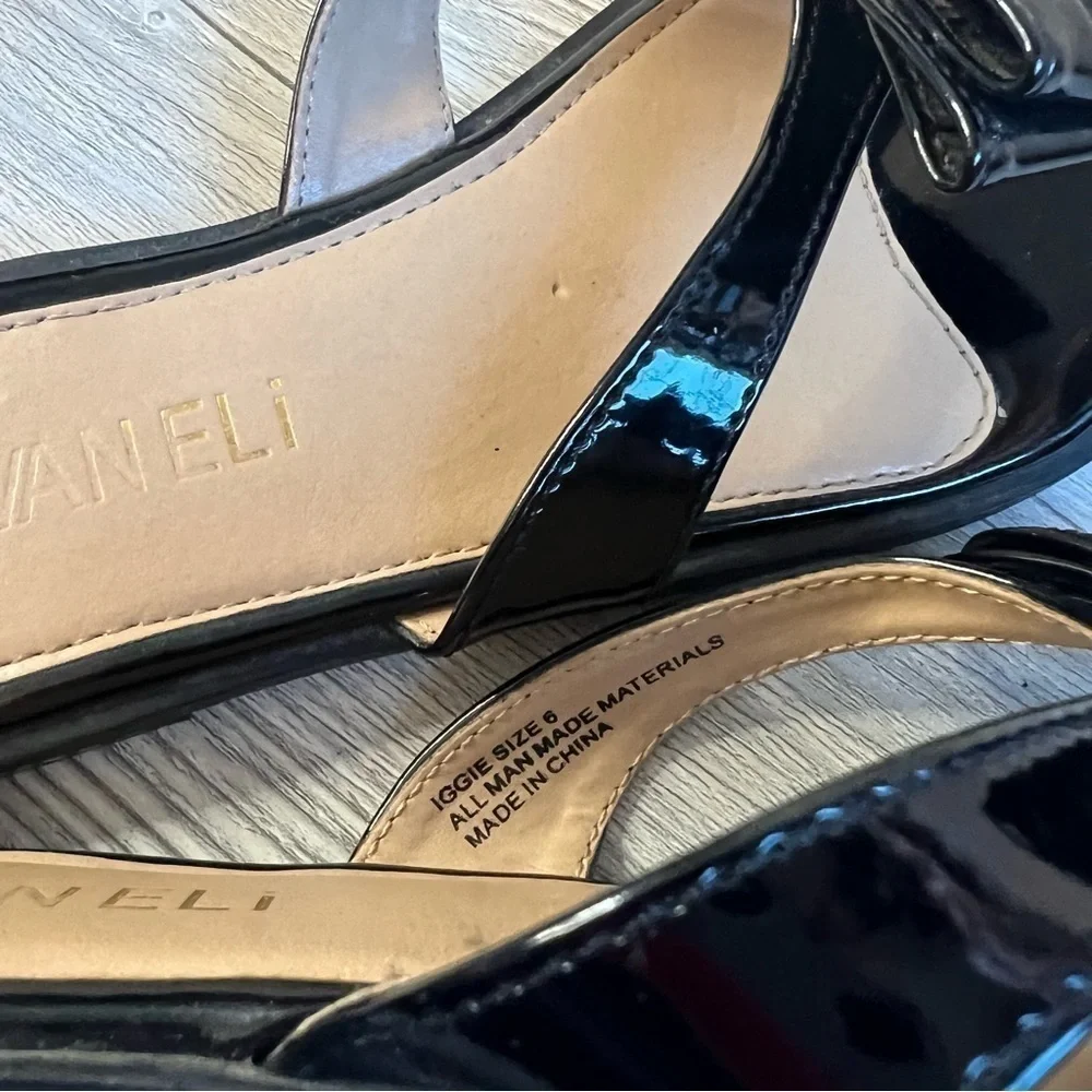 Woman’s Vaneli Iggie black patent bow toe thong sandal size 6
